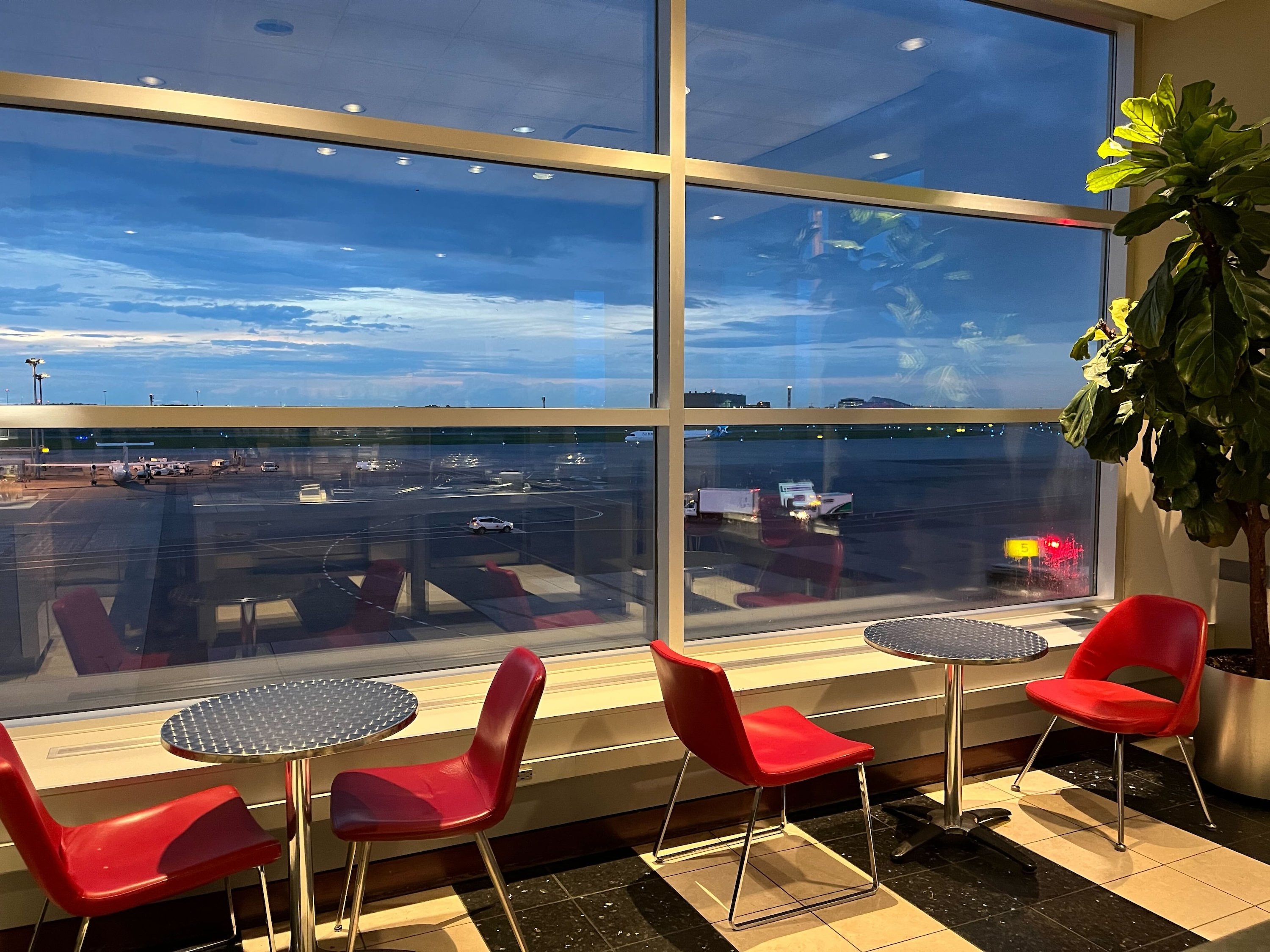 Air Canada Maple Leaf Lounge, photo 10
