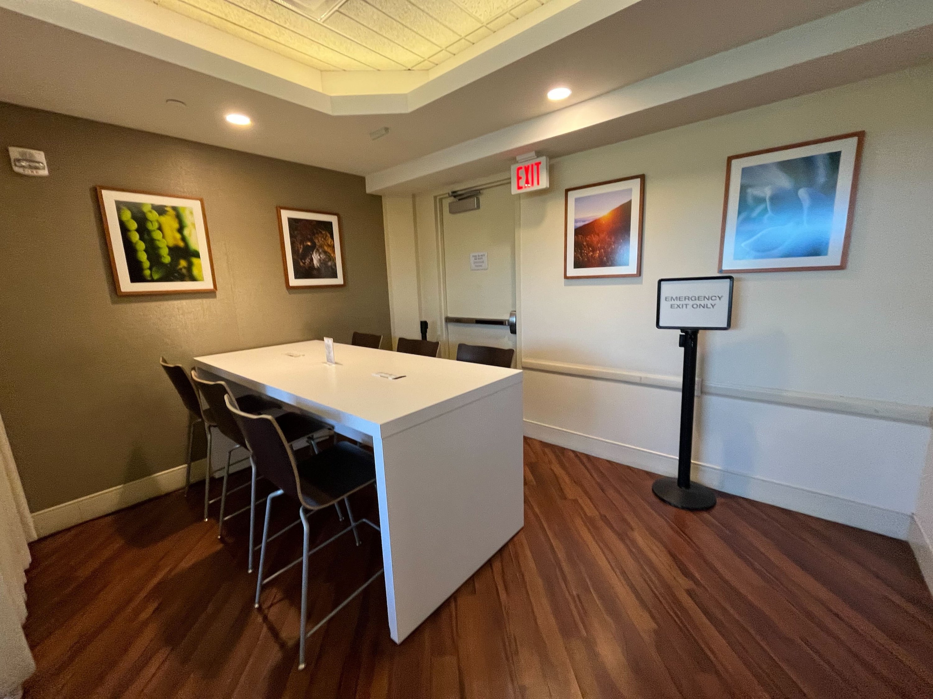 Hawaiian Airlines Premier Club Lounge (North), photo 2