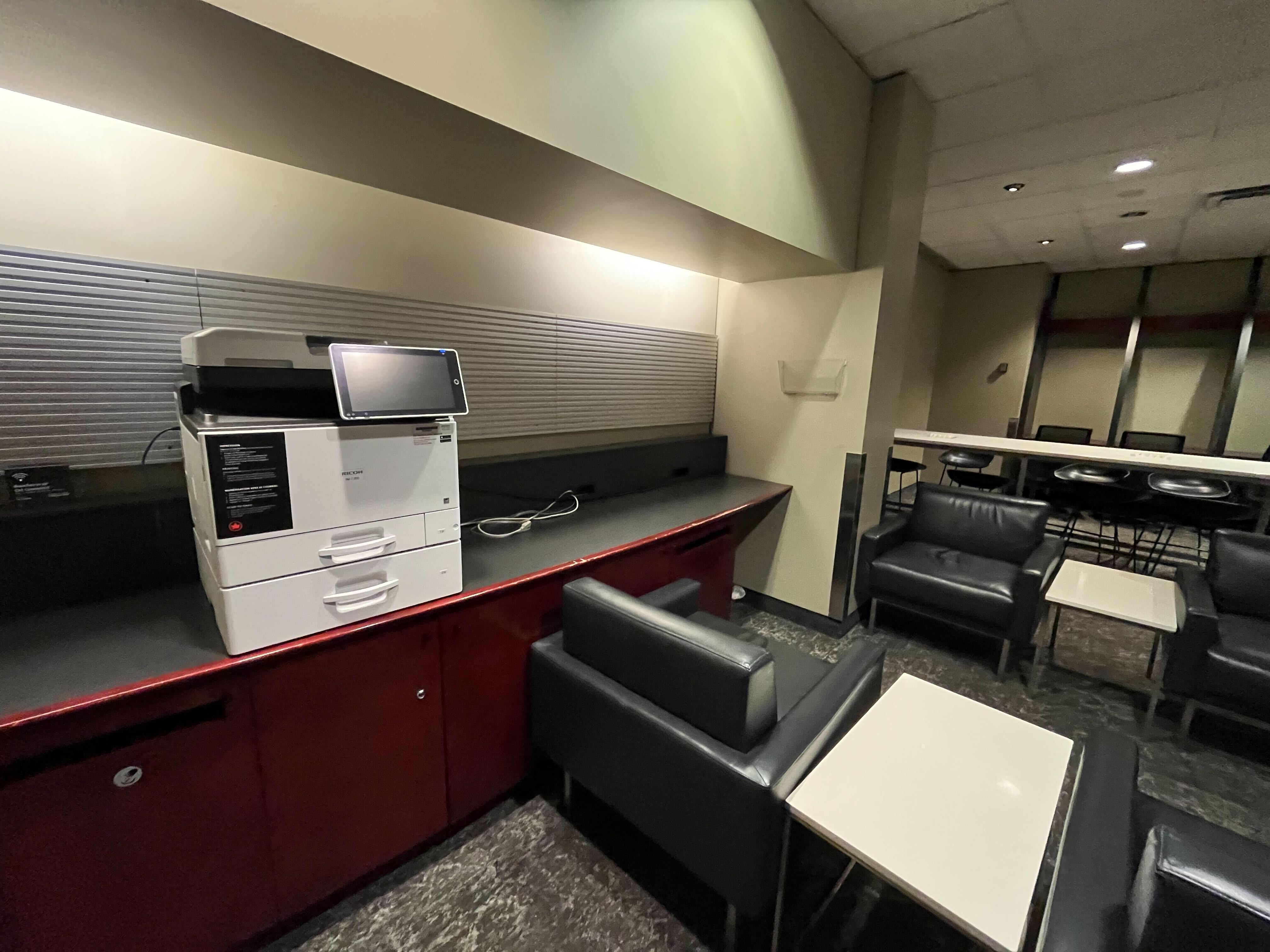 Air Canada Maple Leaf Lounge, photo 9