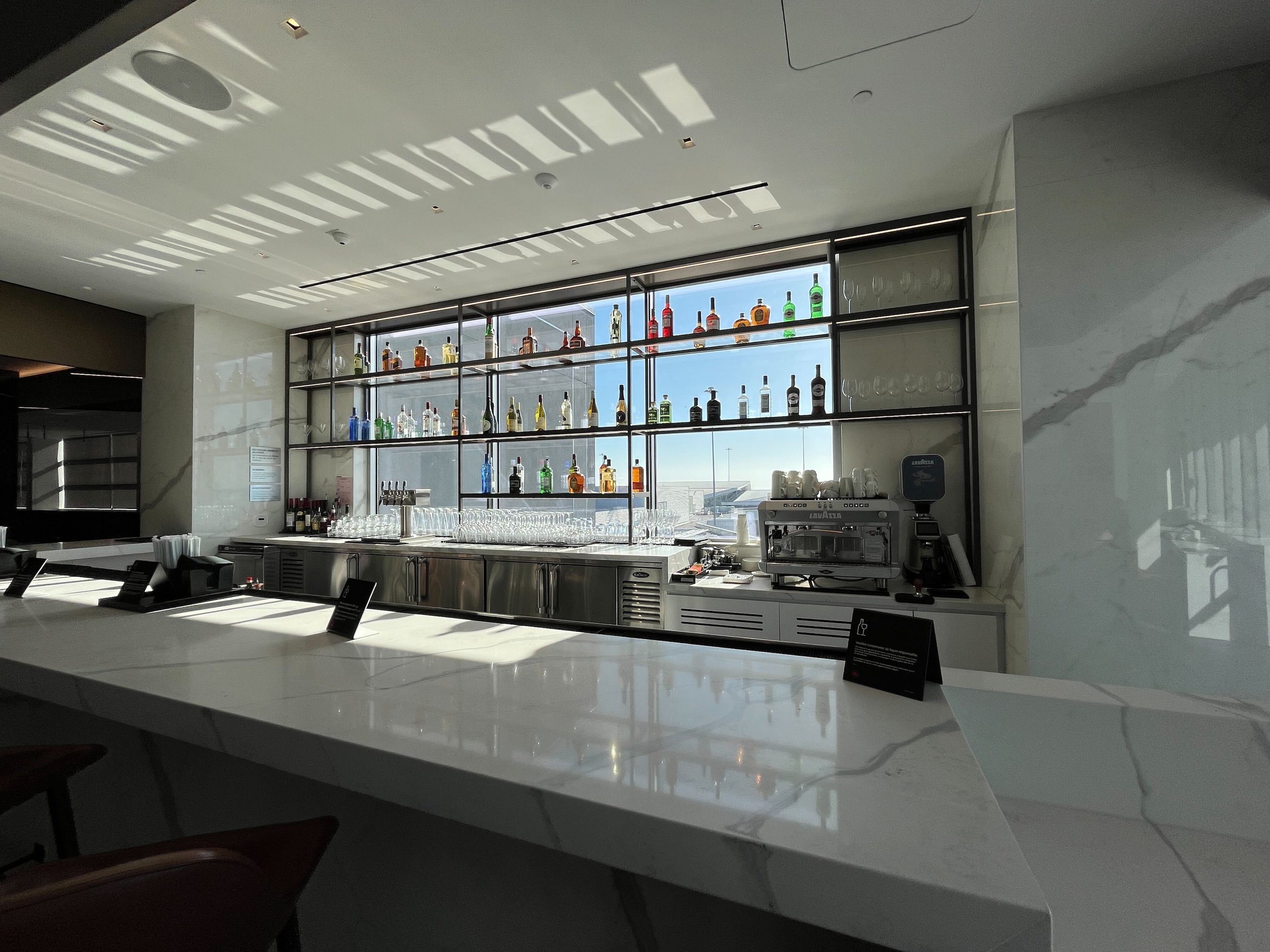 Air Canada Maple Leaf Lounge, photo 4