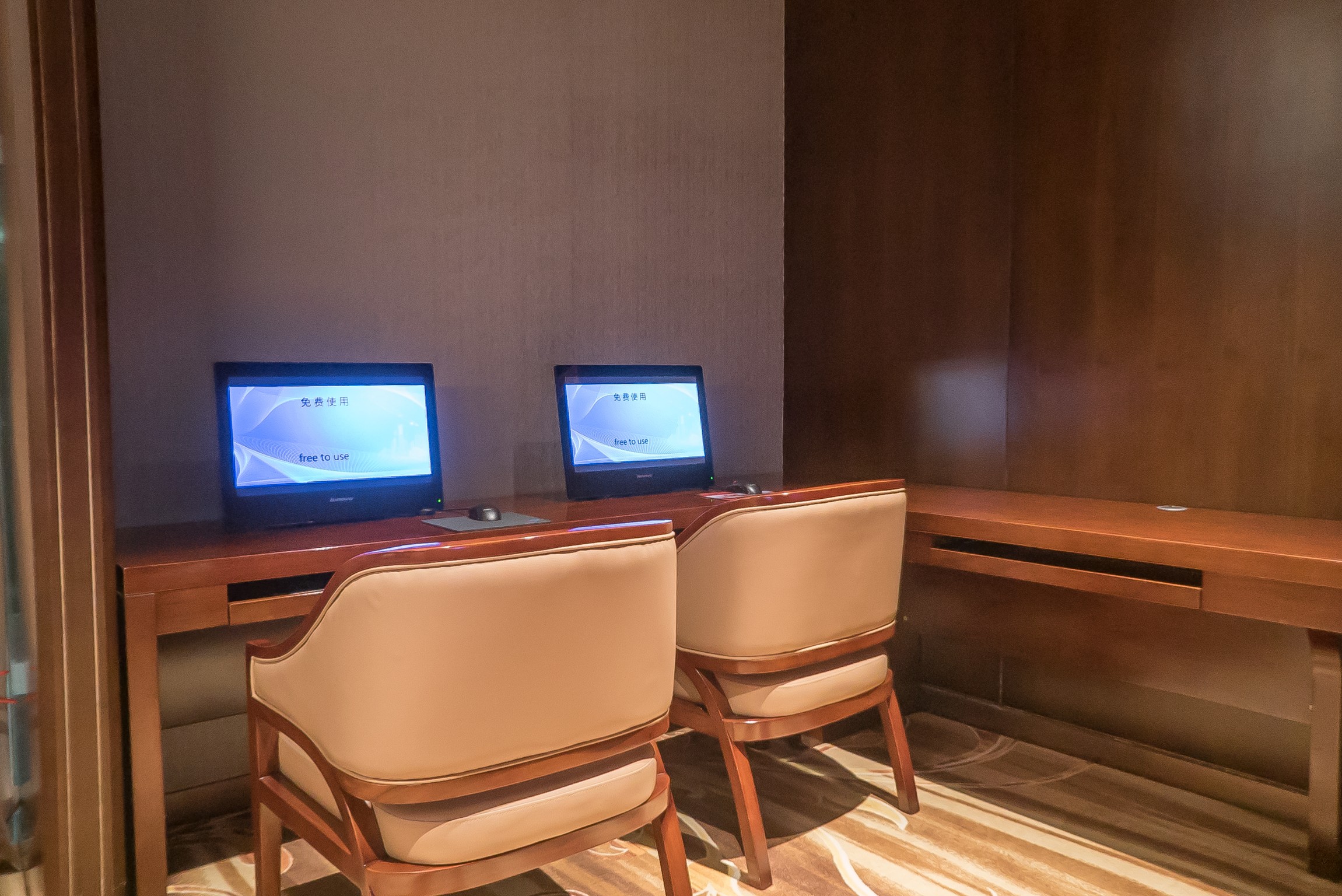 No. 8 First Class Lounge, foto 3