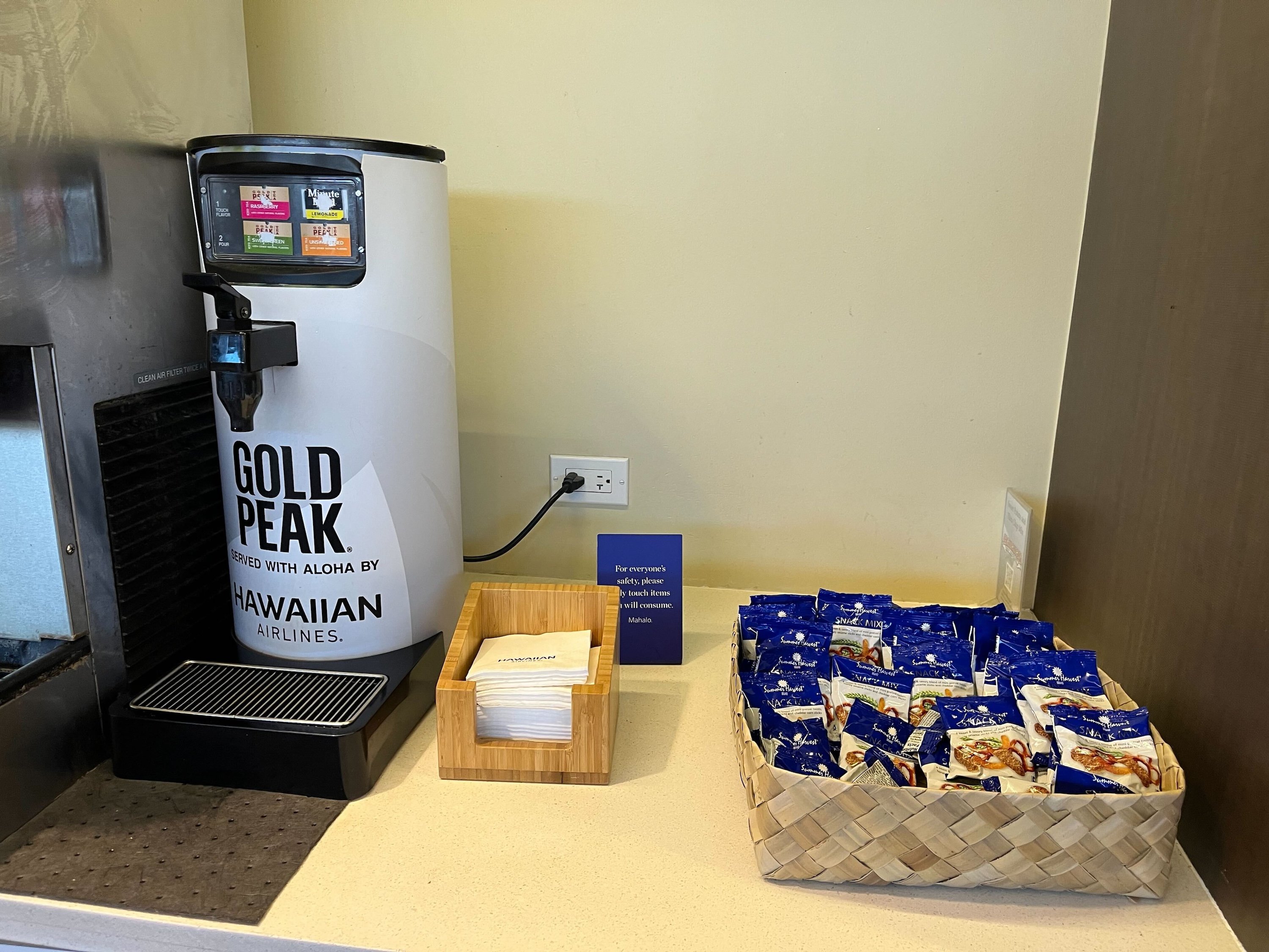 Hawaiian Airlines Premier Club Lounge (North), photo 4