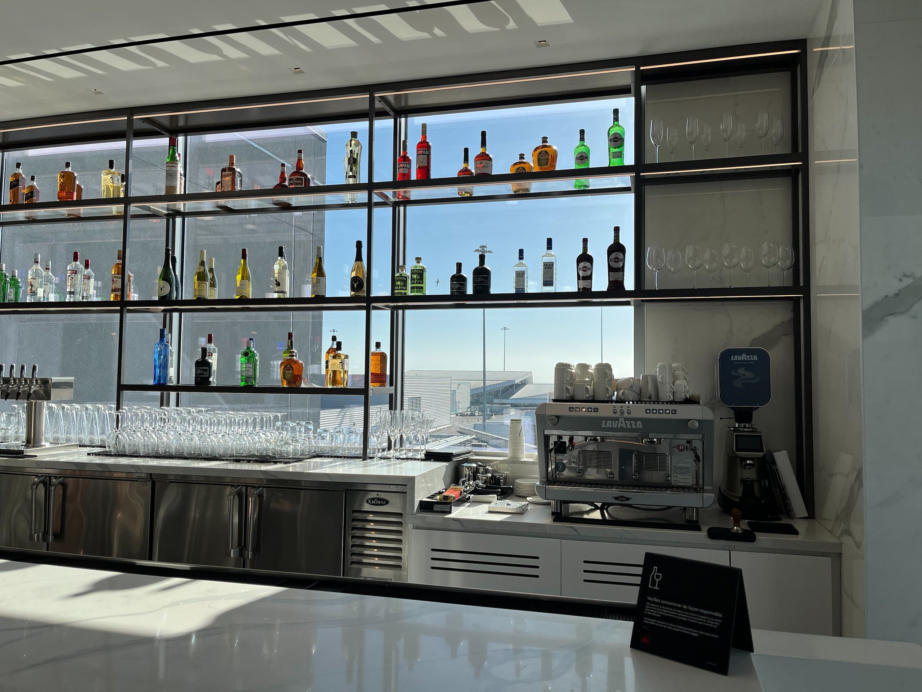 Air Canada Maple Leaf Lounge, photo 9
