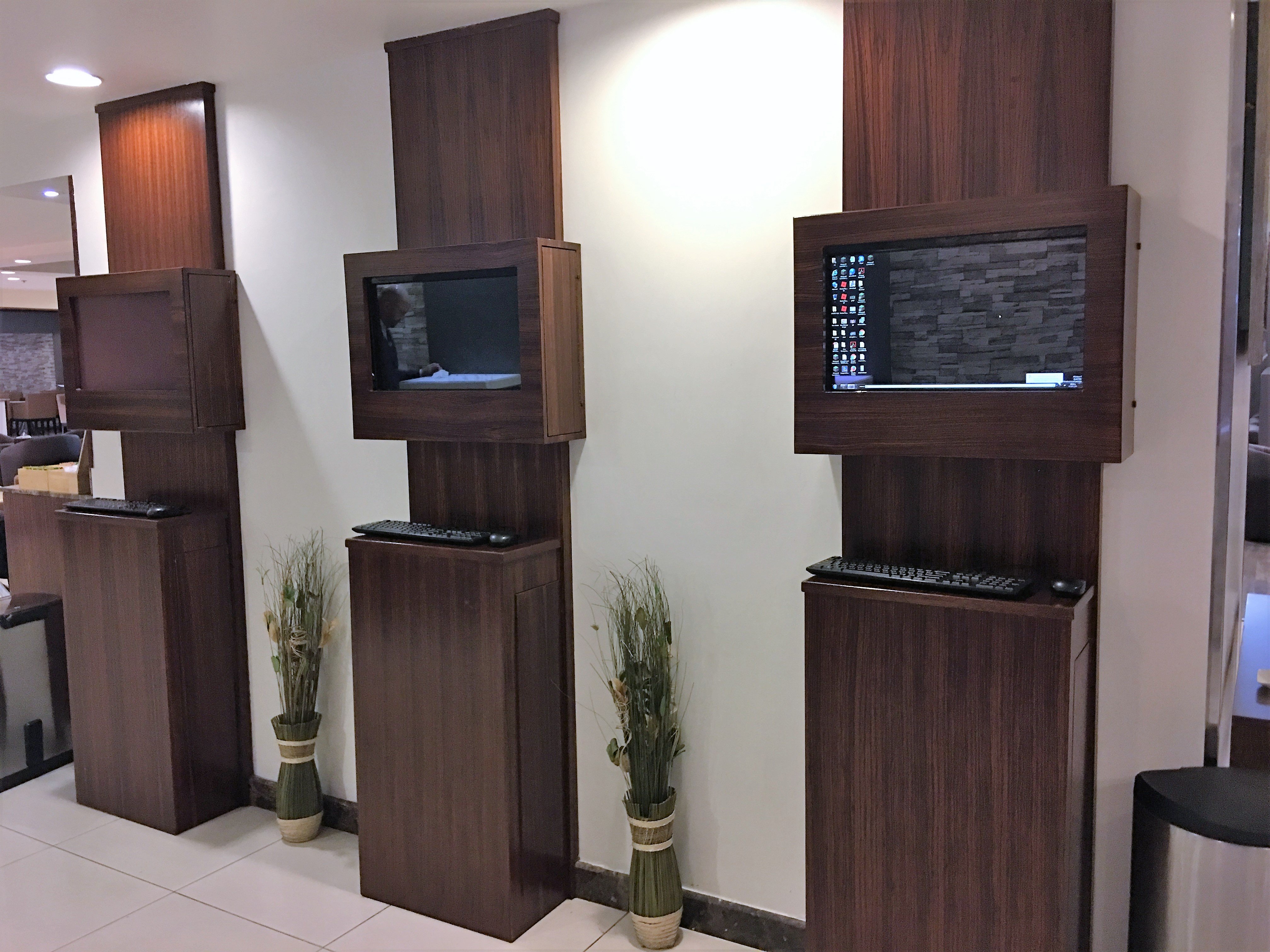 First Class Lounge, photo 4