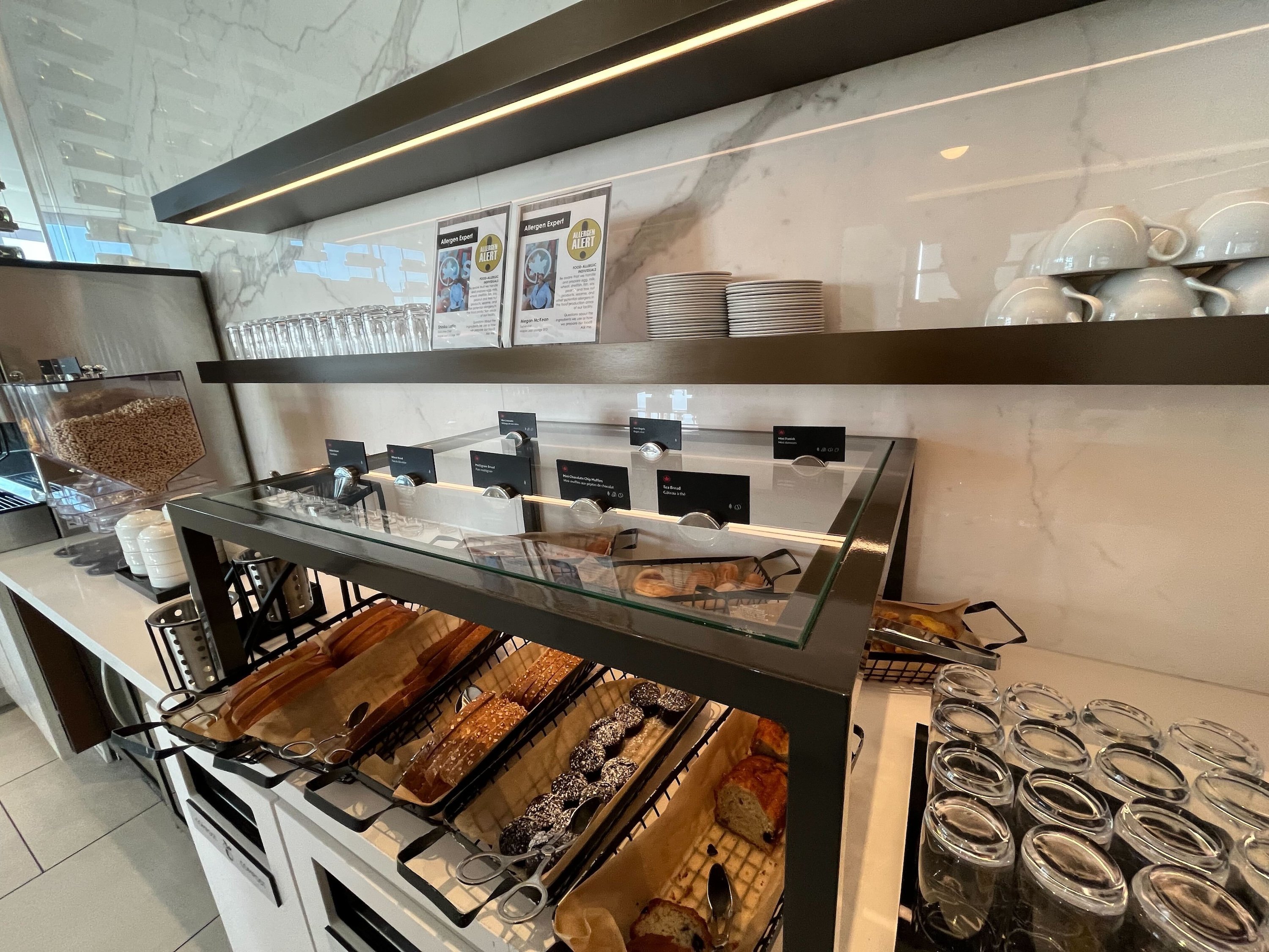 Air Canada Maple Leaf Lounge, photo 6
