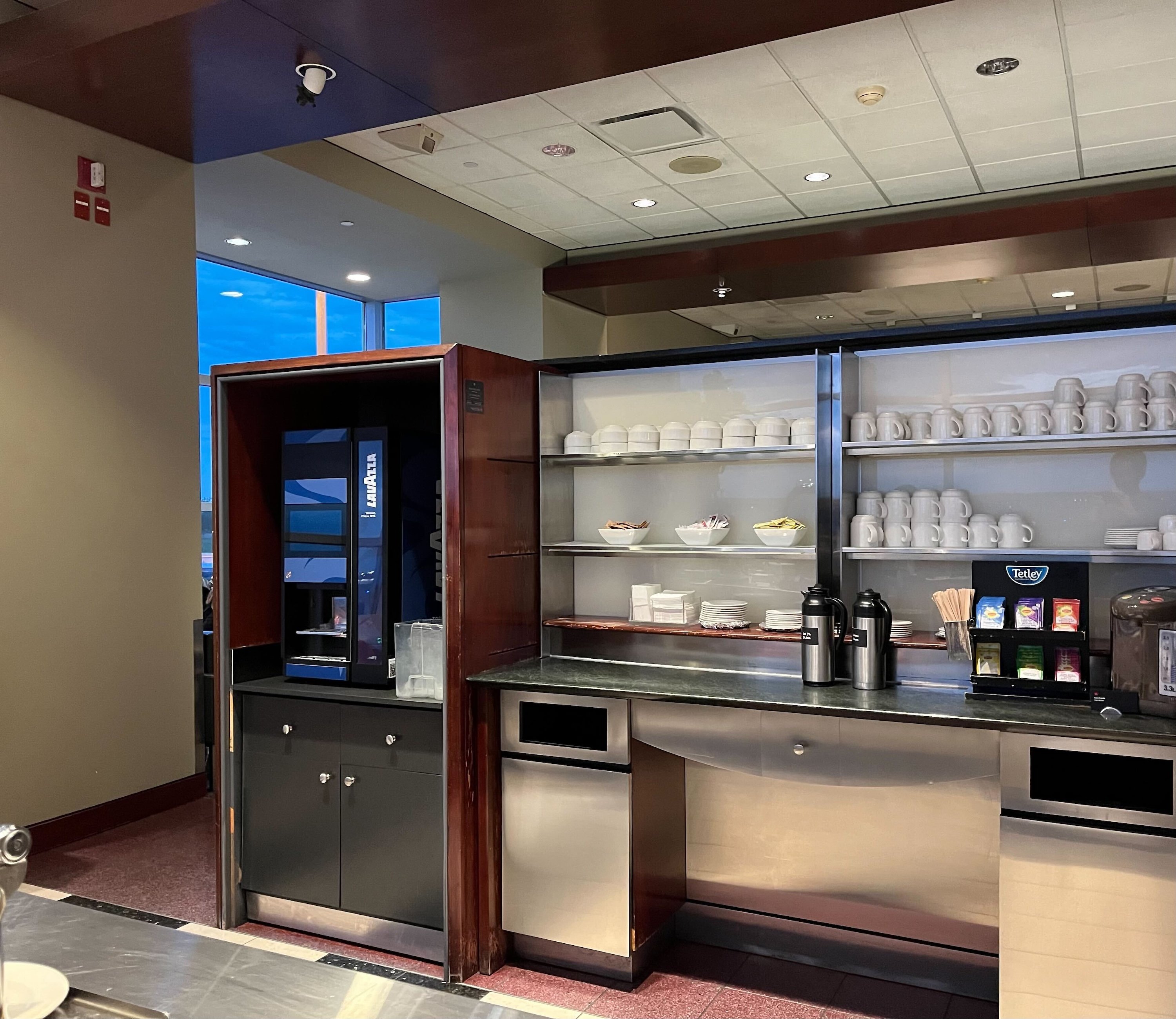 Air Canada Maple Leaf Lounge, photo 12